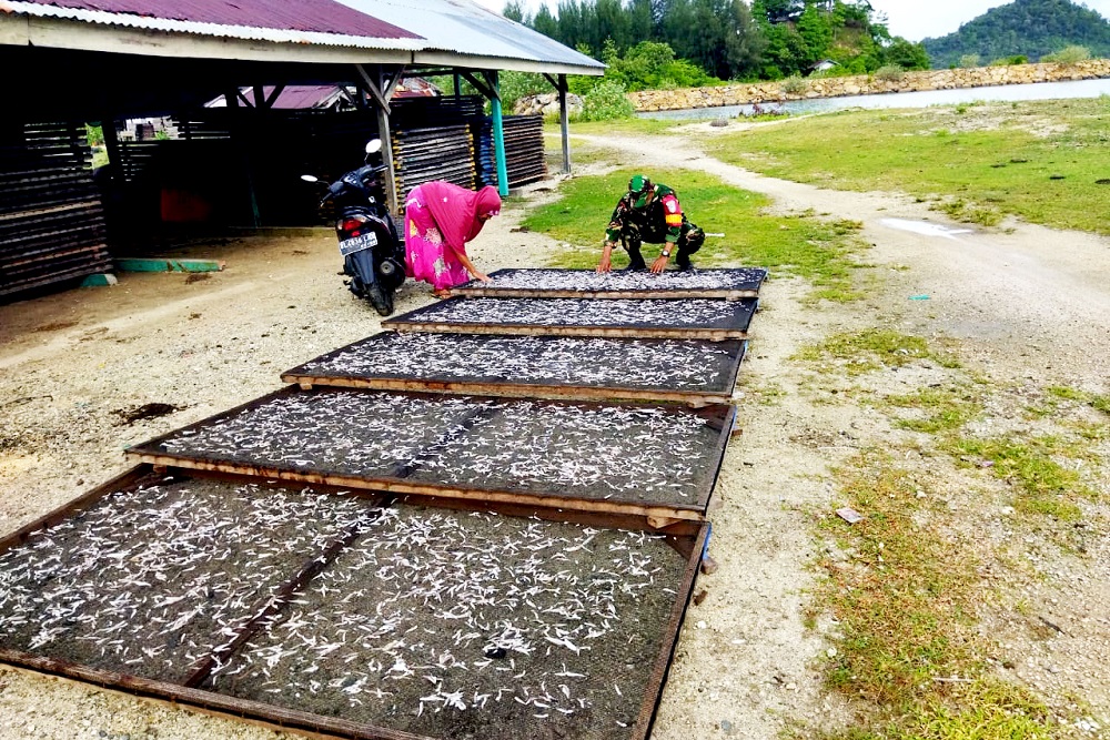 Dukung Program Pemerintah, Babinsa Layeun Dampingi Pengrajin Ikan Asin