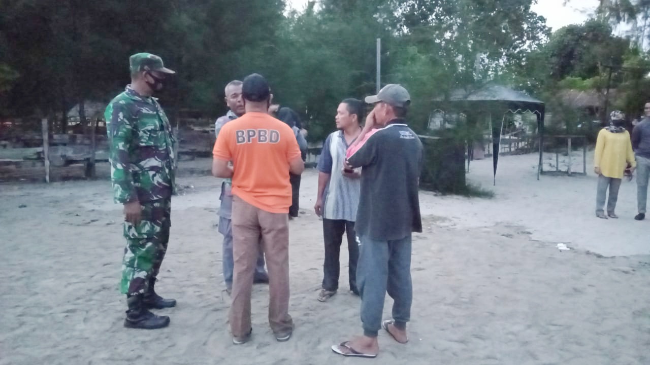 Warga Kecamatan Susoh ” Pantai Jilbab” Berduka Terseret Ombak, Personil Kodim 0110/Abdya Lakukan Pencarian