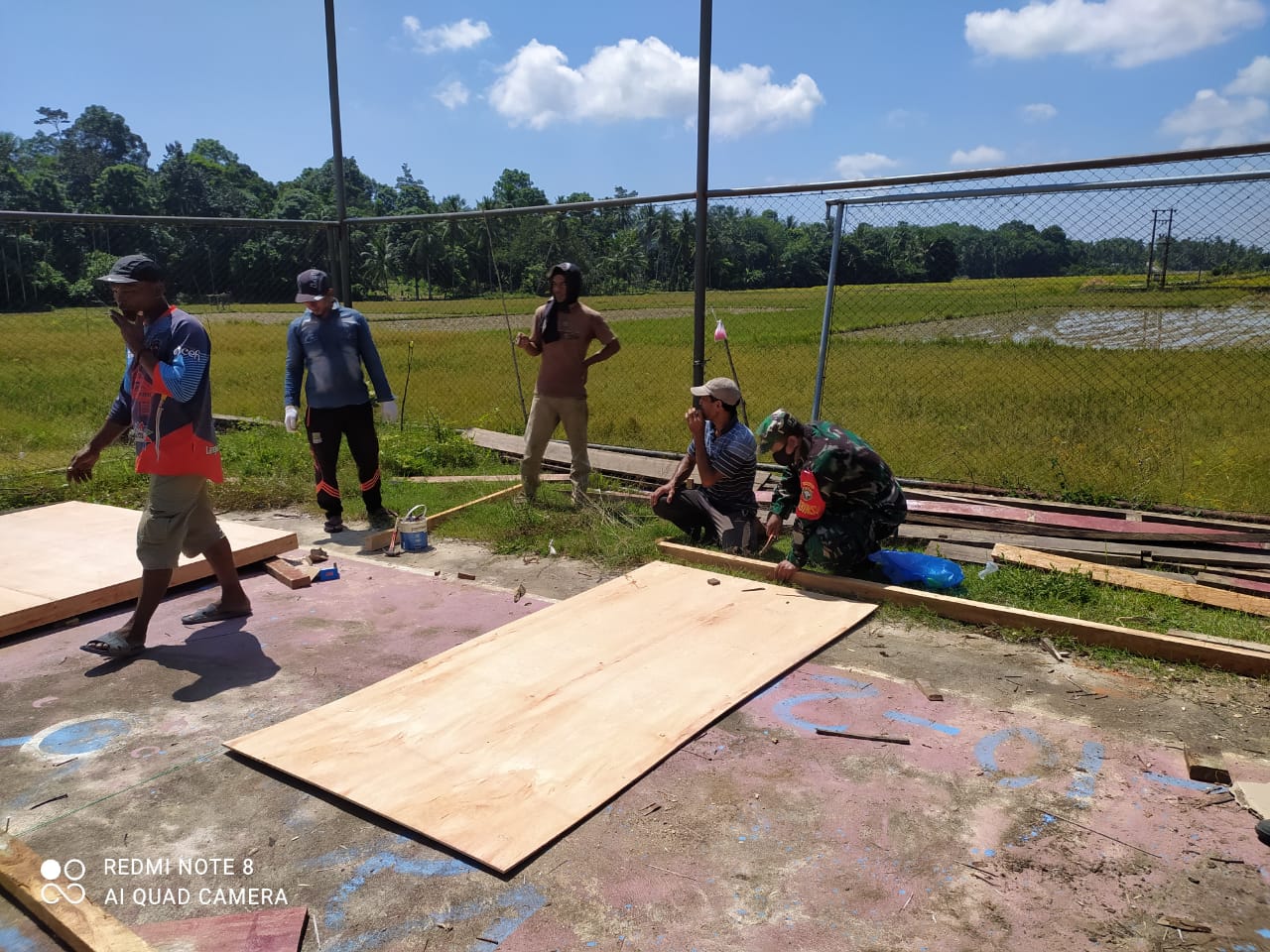 Babinsa dan Warga Gotong Royong Bangun Posko PPKM