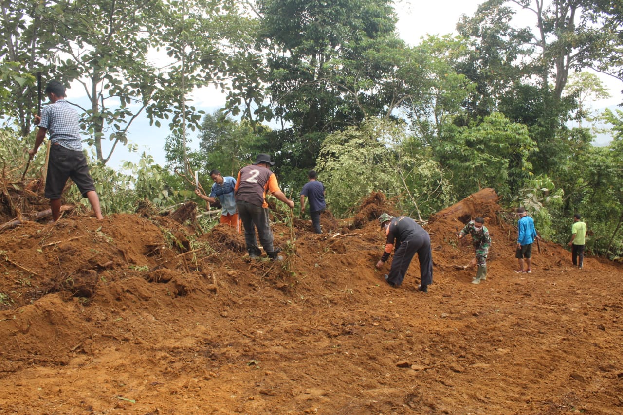 Satgas TMMD Bersinergi Bersama Masyarakat Gotong-royong