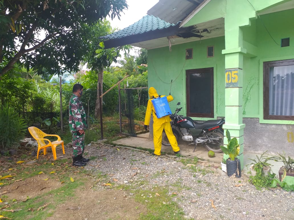 Personil Koramil 05/Tangan-Tangan Lakukan Penyemprotan Disinfektan