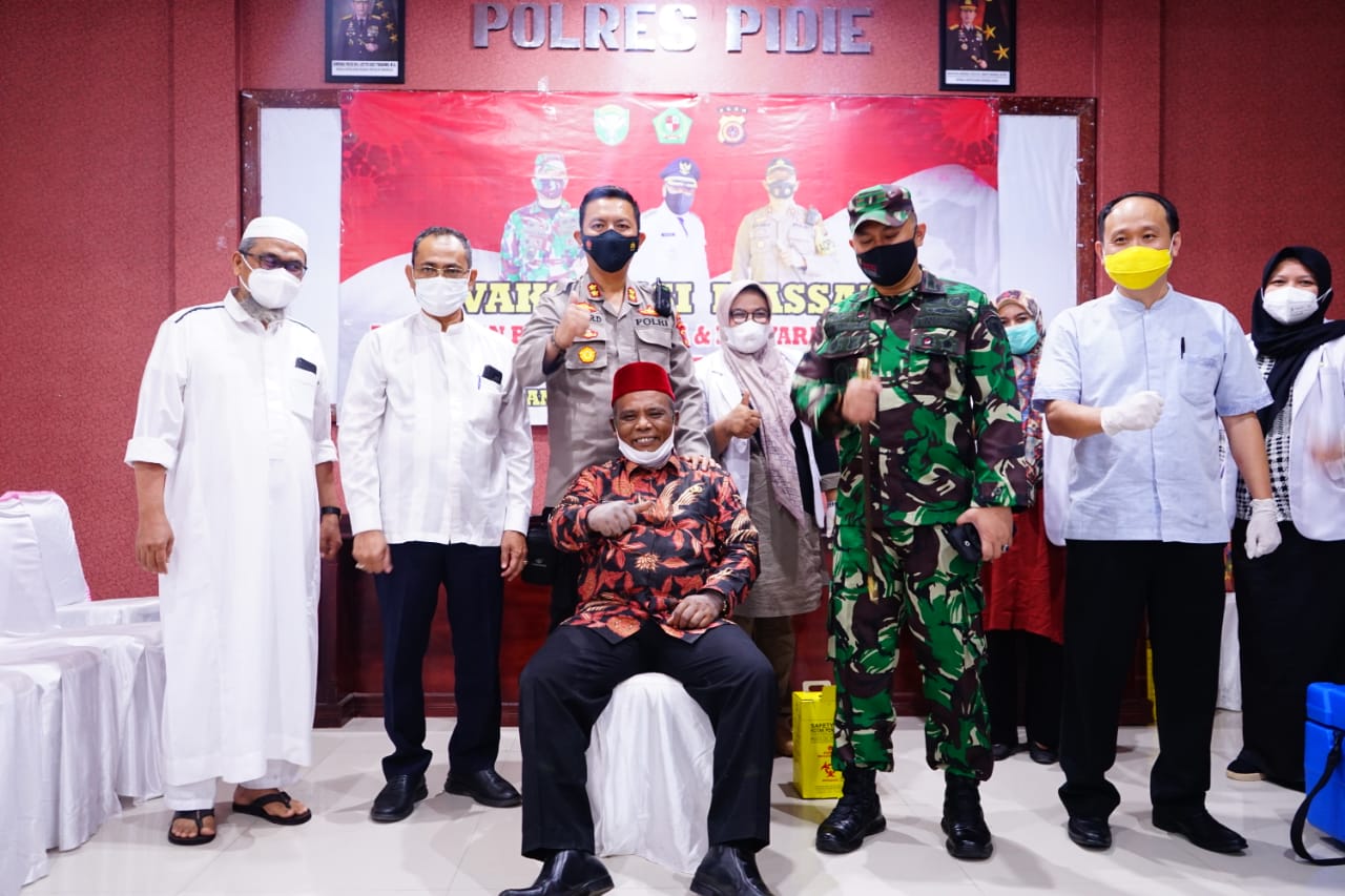 Ini Yang Dikatakan Dandim 0102/Pidie Saat Dampingi Bupati Pidie Melaksanakan Vaksin
