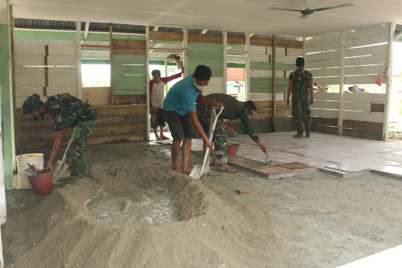 Tulus dan Ikhlas, Satgas Pra TMMD Pasang Keramik