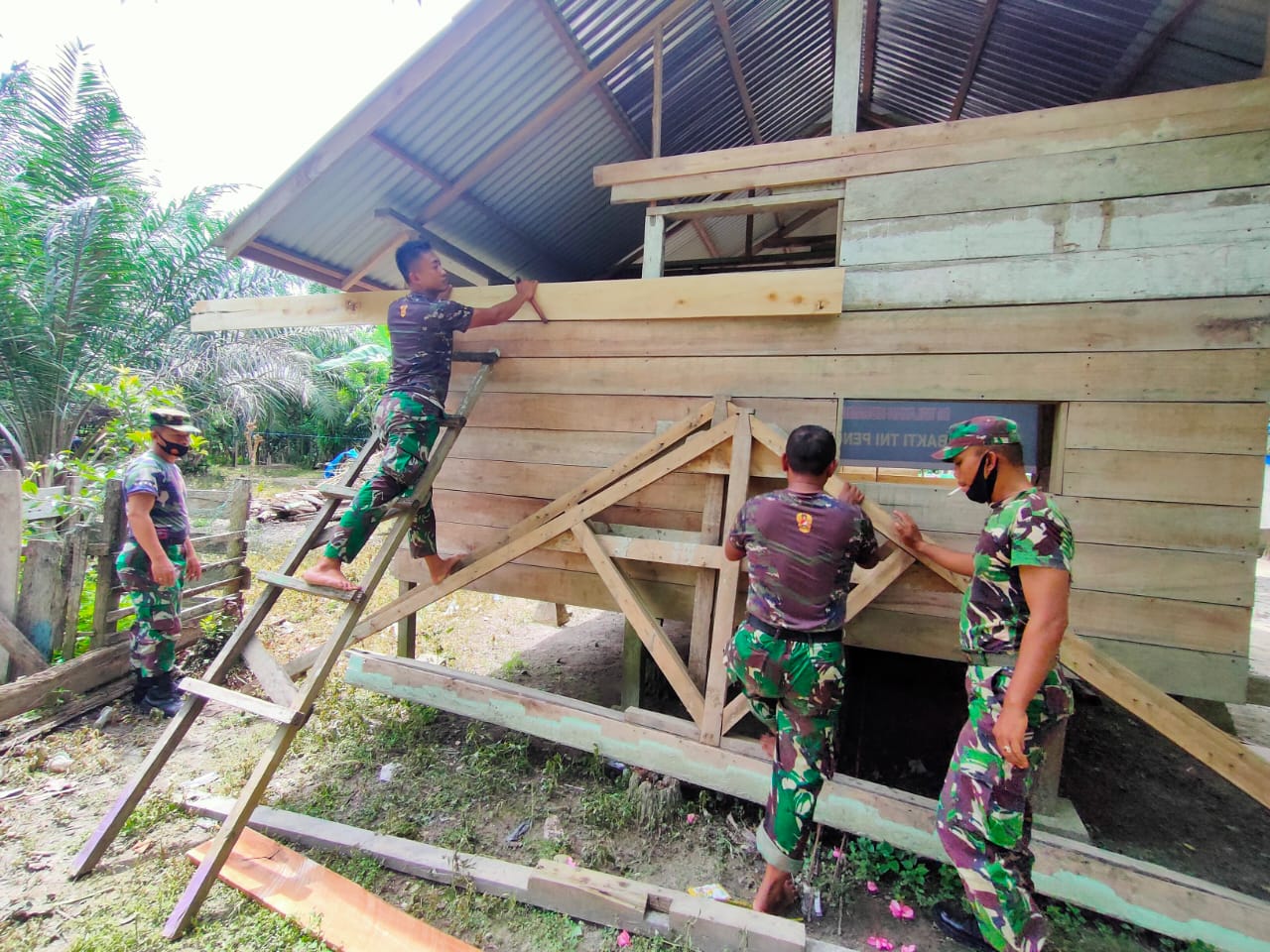 Karya Bhakti TNI ;Personel Koramil 14/Tja Rehab Balai Pengajian