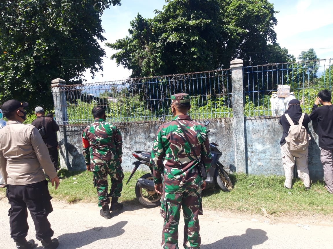 Personil Koramil 04/Susoh dan Polsek Susoh Monitoring dan Amankan Pemakaman Jenazah Pasien Covid-19