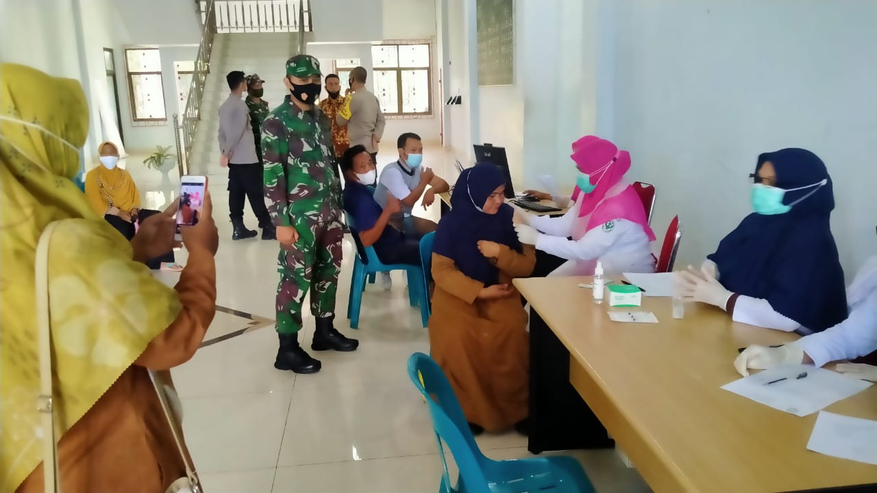 Tim Satgas Covid Kodim 0110/Abdya, Bersinergi Dengan Bhabinkamtibmas Pendampingan Suntik Vaksin Sinovac