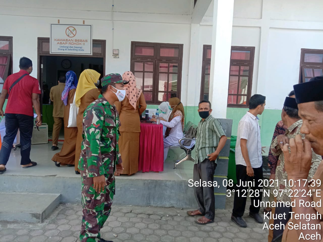 Warga Kluet Tengah Antusias Ikuti dan Terima Vaksinasi, Babinsa Posramil 11/KT Berikan Pendampingan