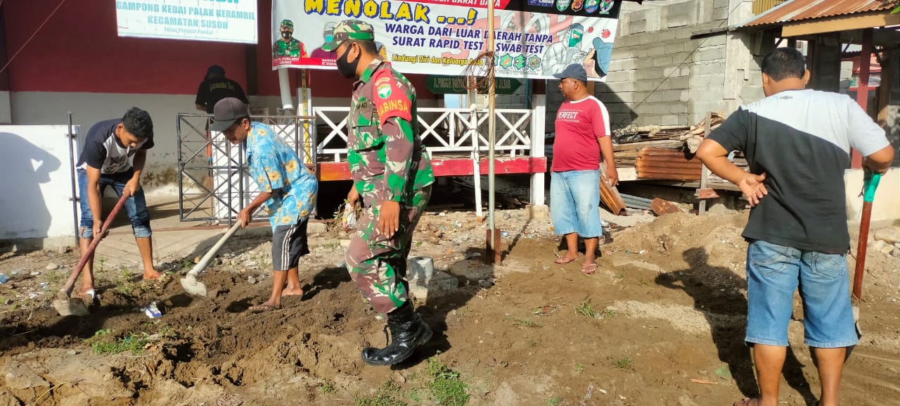 Babinsa Batu Warga Bersihkan Kantor PPKM MIKRO di Desa Palak Kerambil