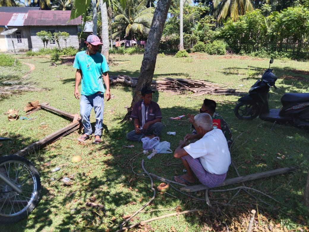 Dukung Program Vaksinasi, Babinsa Sosialisasi Humanis Dengan Warga