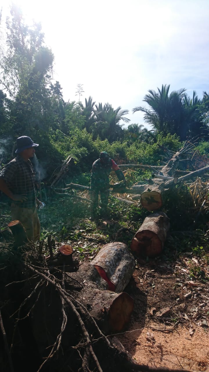 Peduli Dunia Pendidikan, Babinsa Bersama Warga Pantau Pembukaan Lahan Pesantren Darul Nurul Iman