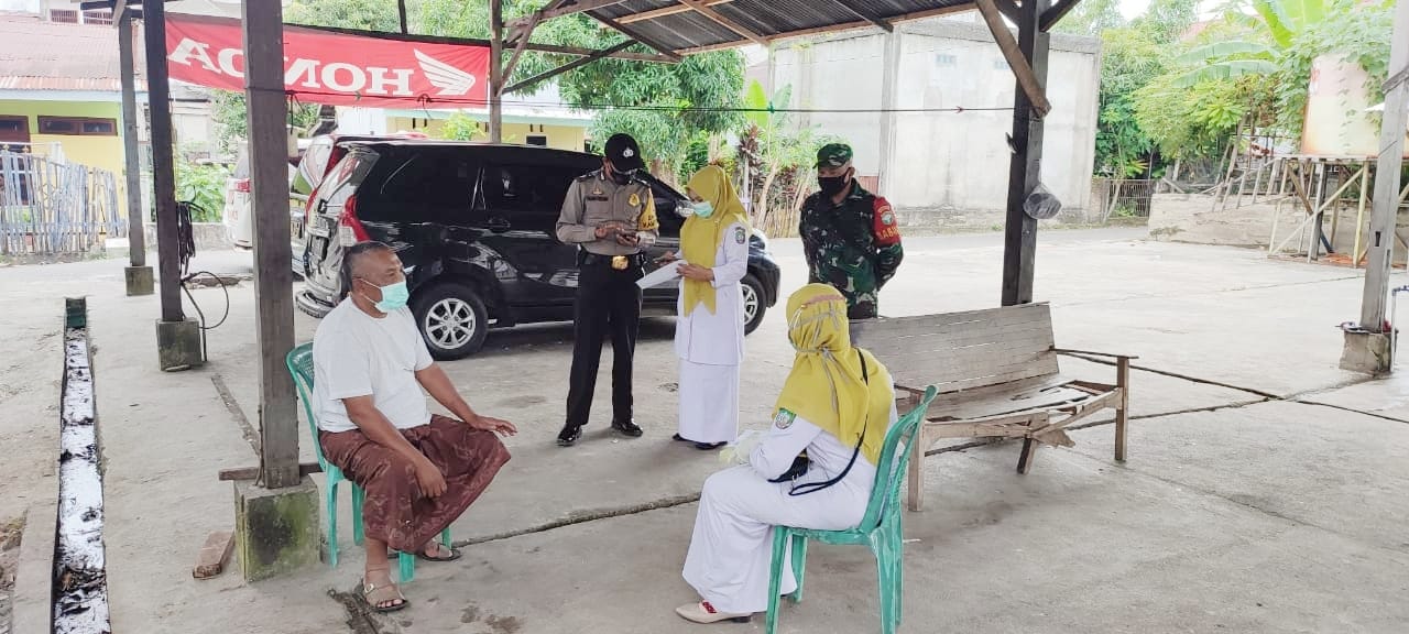 Dengan Komsos Babinsa dan Babinkamtibmas Laksanakan Pengawasan Disiplin Protokol Kesehatan