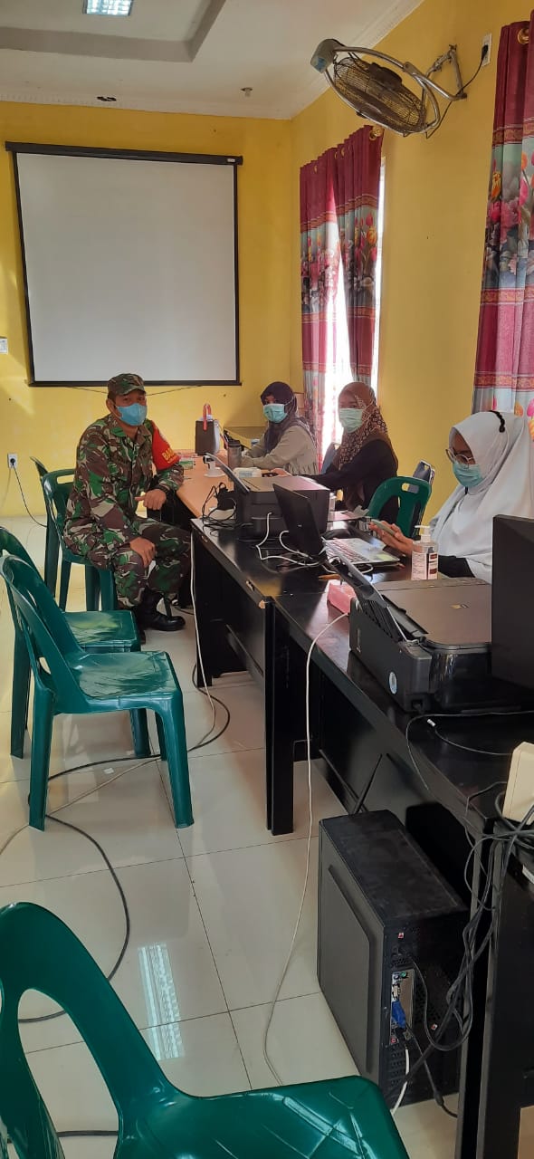 TNI Bersama Petugas Kesehatan di Puskesmas Laksanakan Pendataan Virus Covid 19