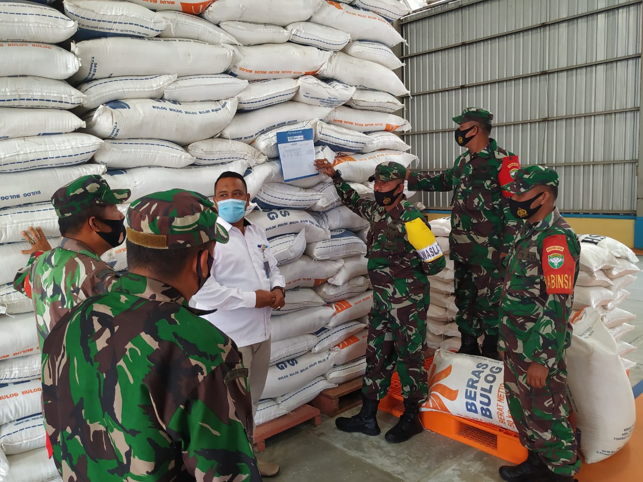 Pastikan Stok Beras Aman, Personil Koramil 04/ Sambangi Kantor Bulog di Desa Padang Baru