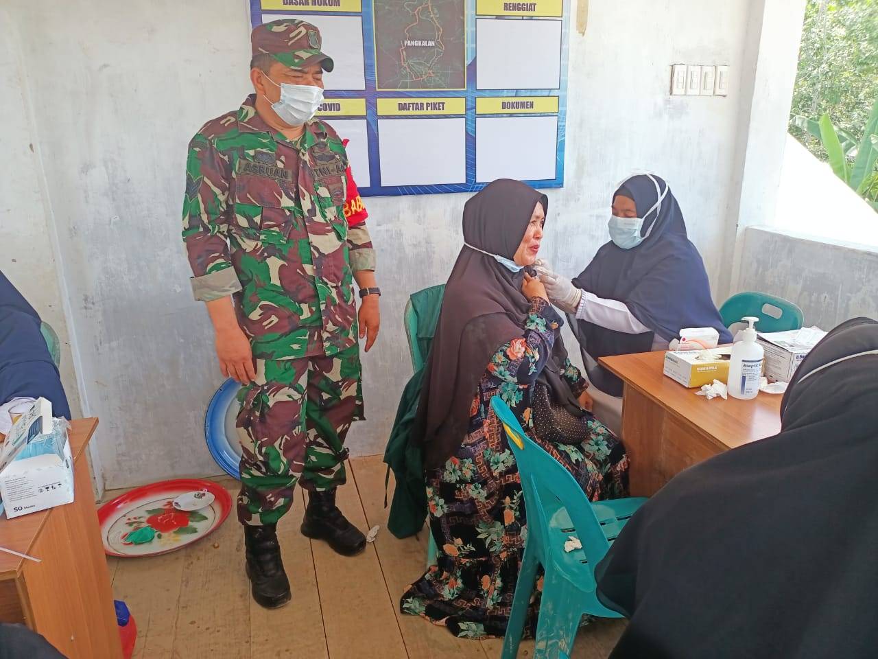 Babinsa Kejuruan Muda Bersama Bhabinkamtibmas Dampingi Vaksinasi Massal Untuk Pelayan Publik Dan Lansia