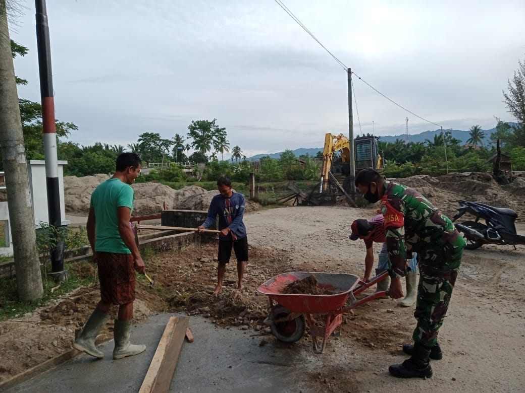 Untuk Capai Hasil Panen Maksimal, Babinsa Dampingi Petani di Sawah