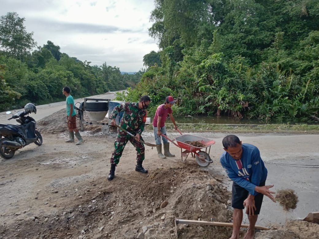 Wujudkan Pembangunan Desa, Babinsa Gotong-Royong Bantu Masyarakat Pelebaran Jalan Desa