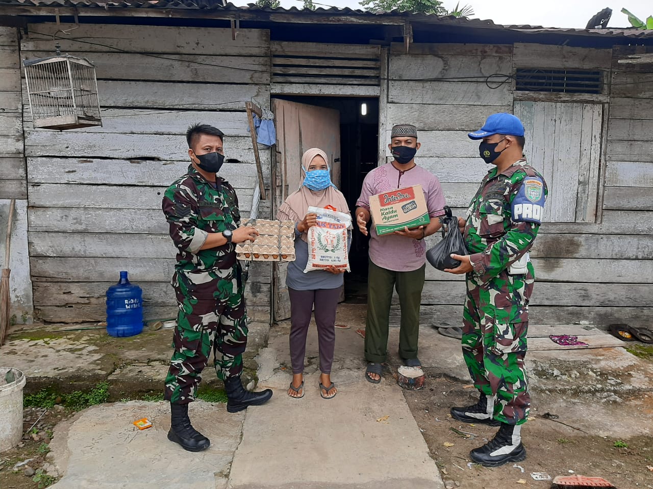 Melalui PJB, Kodim 0104/Atim Bagi Sembako Untuk Warga Terdampak Covid-19