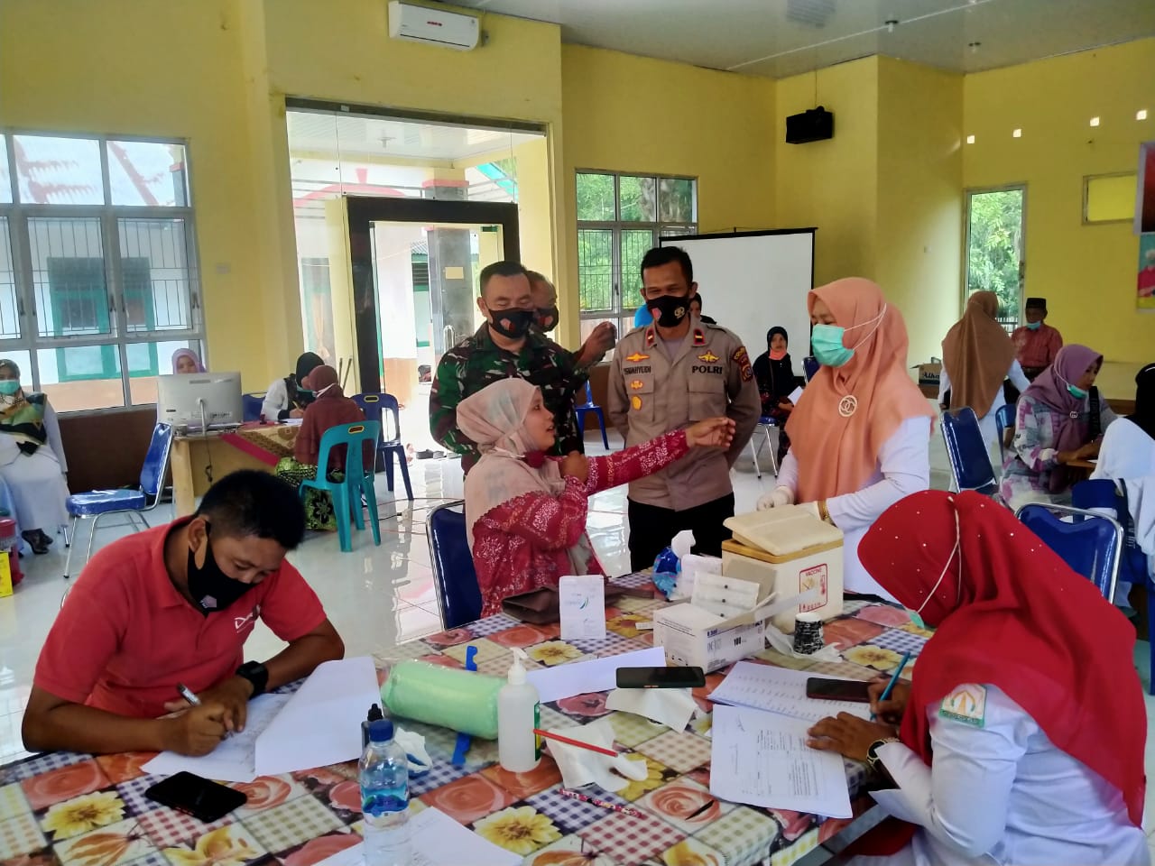 Muspika Idi Tunong Bersinergi Pantau Langsung Vaksinasi Dalam Rangka HUT Bhayangkara ke-75