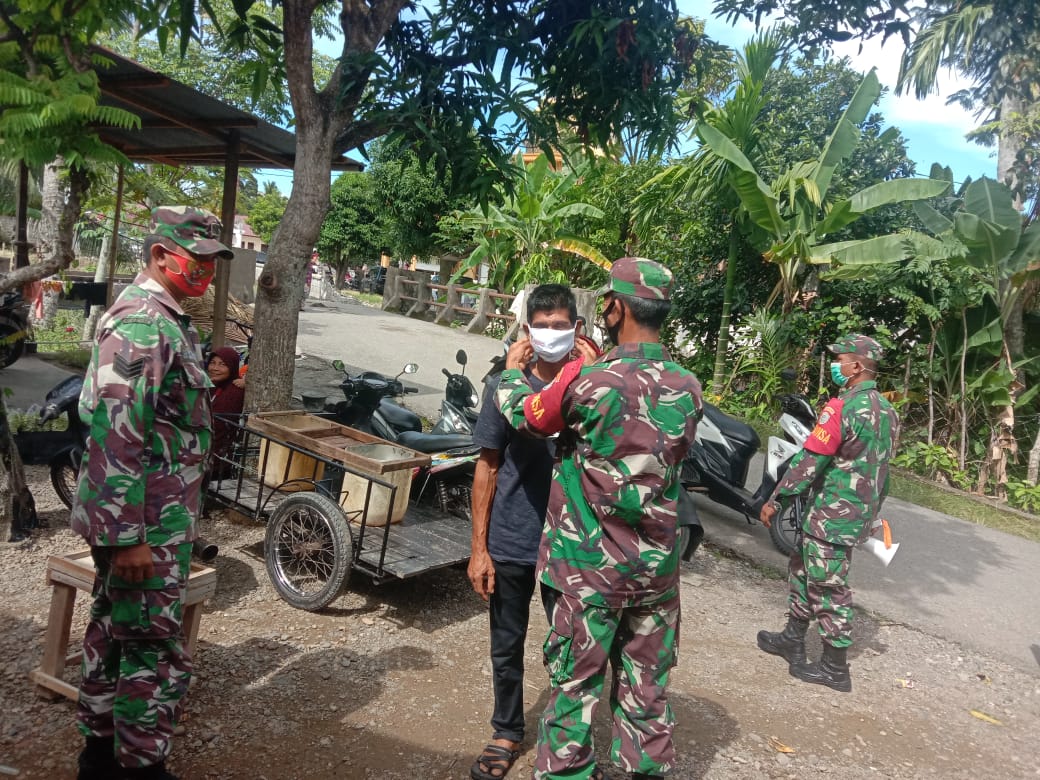 Babinsa Jajaran Kodim Aceh Selatan Terus Tingkatkan Penegakan dan Pendisiplinan Protkes di Wilayah