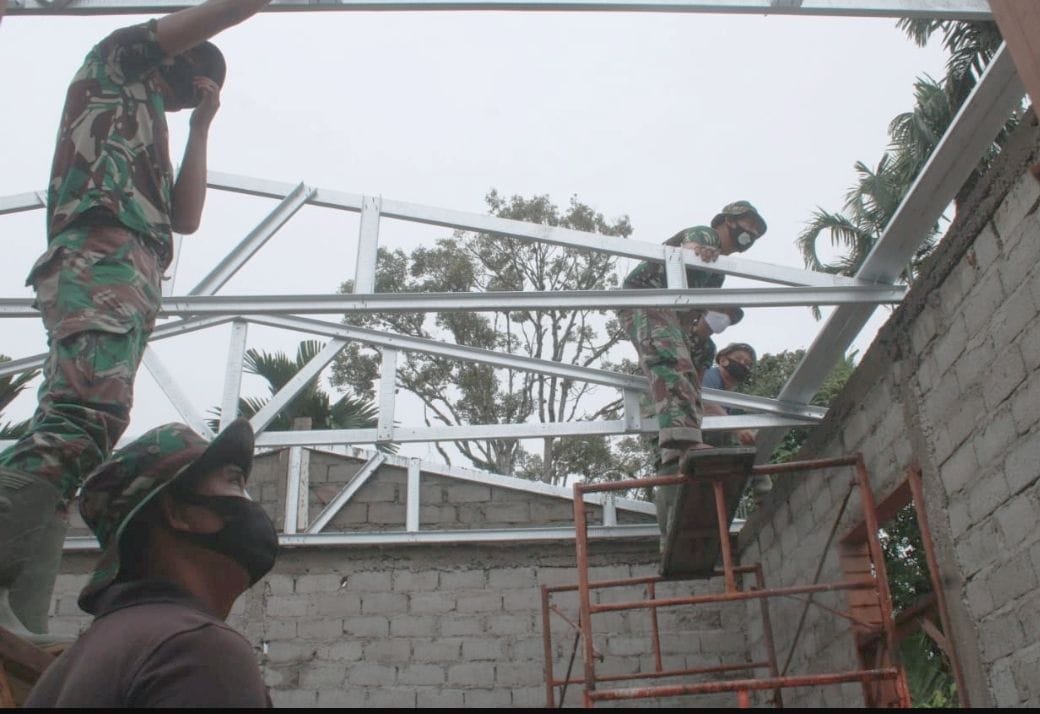 Rangka Atap Baja Ringan Bangunan RTLH Mulai Dipasang