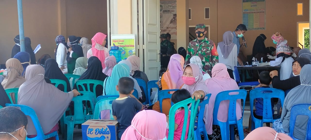 Dukung Program Pemerintah, Babinsa Lakukan Pendampingan Vaksinasi