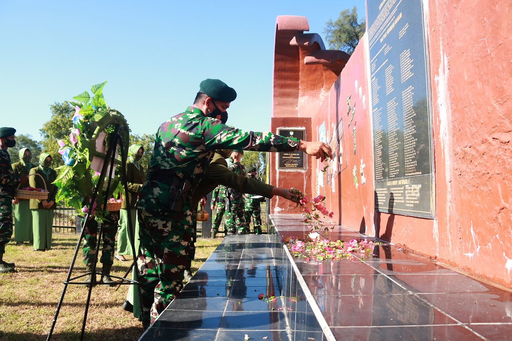 Prajurit Yonif Raider 112/DJ Melaksanakan Ziarah Menjelang HUT ke 67