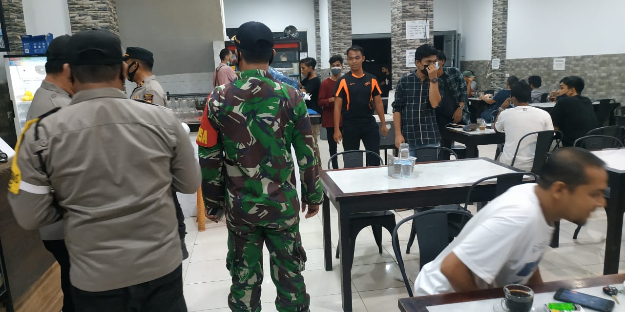 Babinsa/Bhabinkamtibmas, Secara Persuasif Himbau Masyarakat Untuk Patuhi Prokes