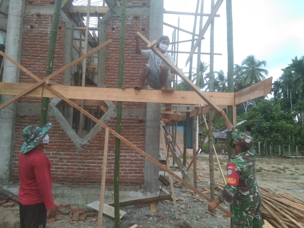 Babinsa Panga Gotong Royong Bersama Warga Bangun Masjid