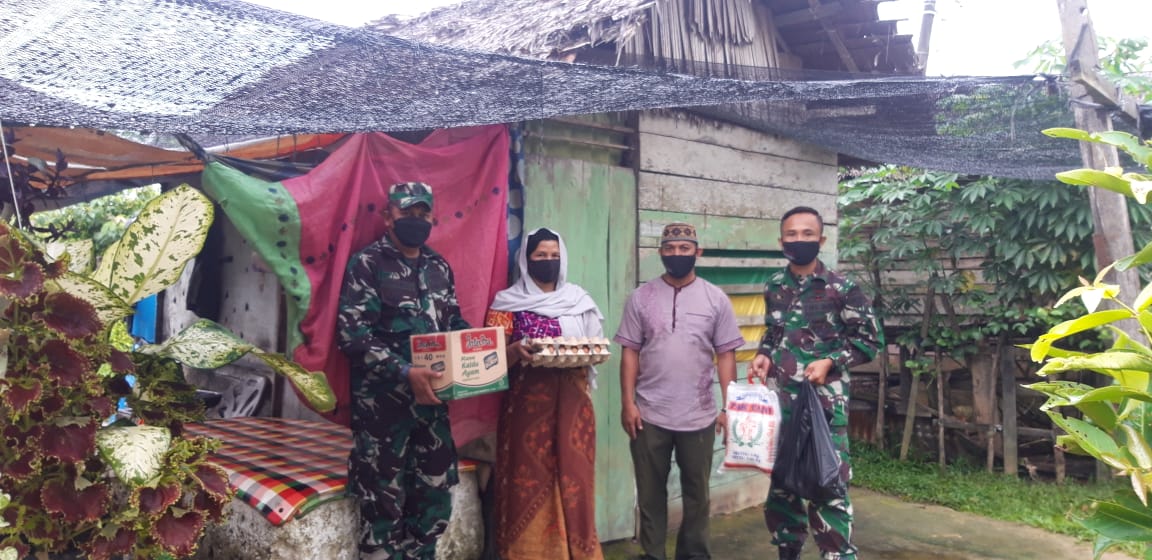 Kodim 0104/Atim Bagi Sembako Untuk Warga Terdampak Covid-19 Melalui Program Jum’at Berkah
