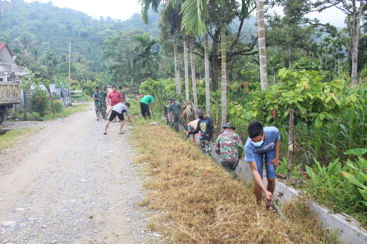 Budayakan Gotong-royong, Satgas TMMD Dan Warga Bersihkan Kanan Kiri Jalan