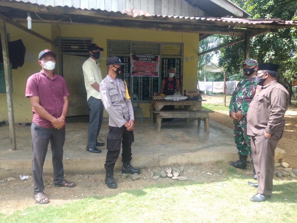 Babinsa Posramil Tadu Raya, Babinkamtibmas dan Perangkat Desa Berikan Sembako Bagi Warga yang Lakukan Isolasi Mandiri