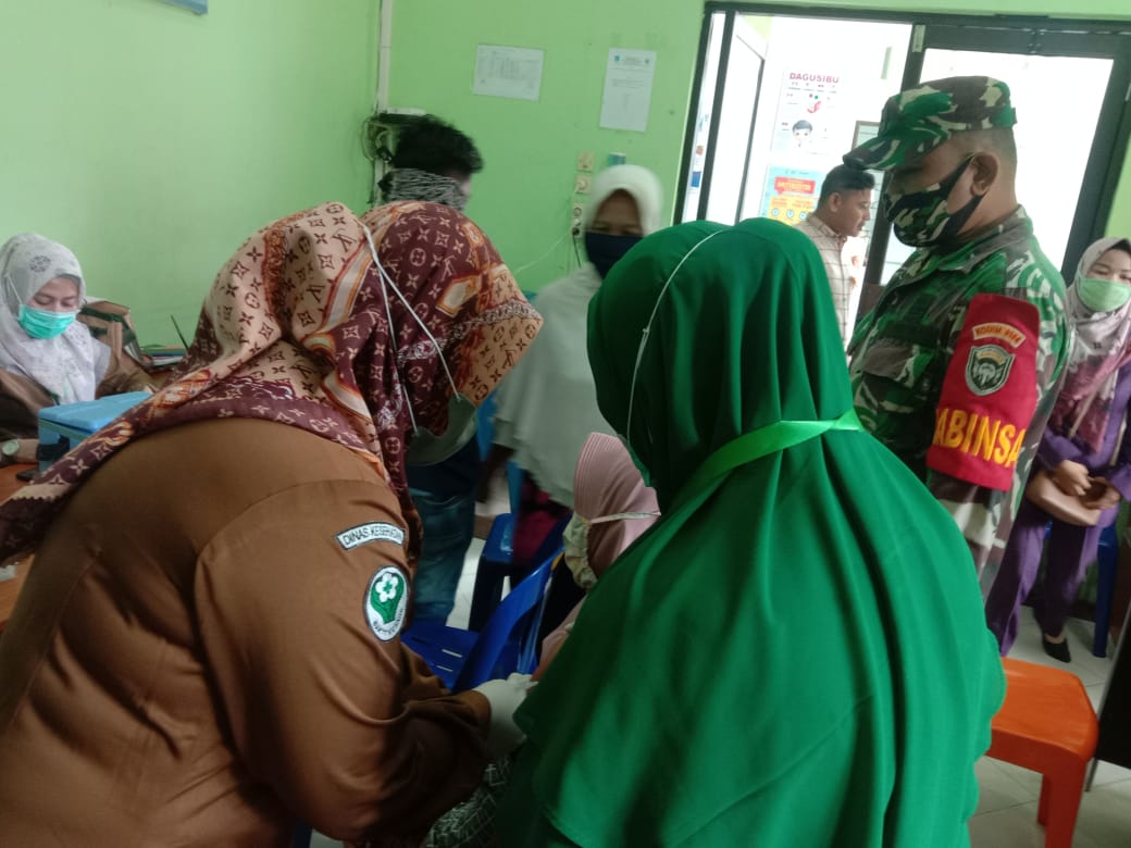 Babinsa 23/Lgst Monitoring Jalannya Vaksinasi Lansia Tahap I di Langsa Timur