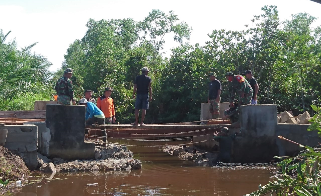 Satgas TMMD Ke-111 Kodim 0109/Aceh Singkil Lakukan Pemasangan Keranjang Besi dan Papan Mal Jembatan
