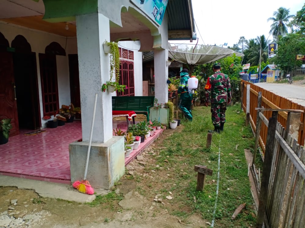 Maksimalkan Peran Posko PPKM Skala Mikro, Babinsa 19/Idm Dampingi Penyemprotan Disinfektan
