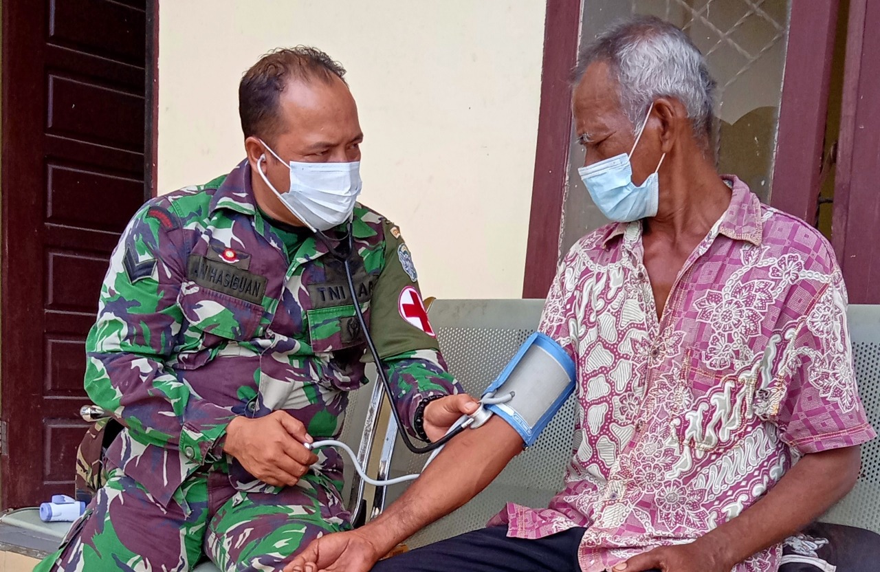 Tim Kesehatan Satgas TMMD Reguler Ke-111 Kodim 0109/Aceh Singkil Berikan Layanan Gratis Kepada Warga