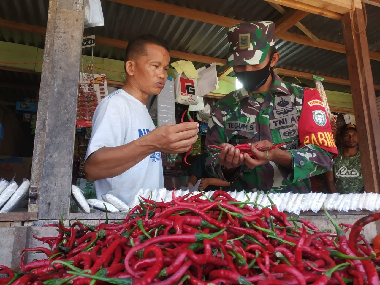 Sertu Teguh Pastikan Harga Jual Sembako Stabil di Pasar Tradisional