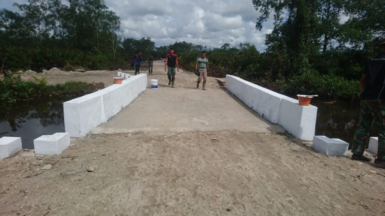 Satgas TMMD Reguler Ke-111 Kodim 0109/Aceh Singkil Selesaikan Pengecatan Loning Jembatan Dan Loning Gorong-Gorong