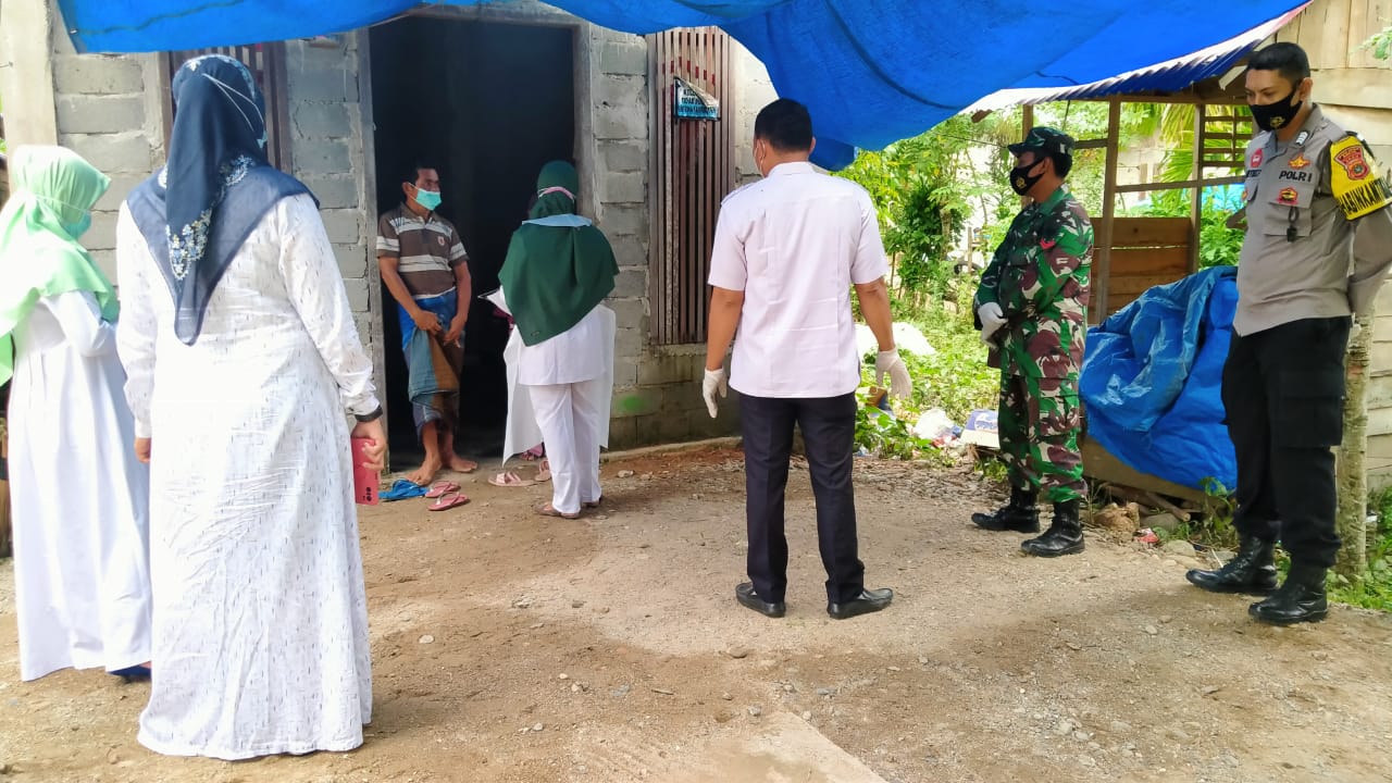 Babinsa Dan Bhabinkamtibmas Kawal Pelaksanaan Tracing Kontact