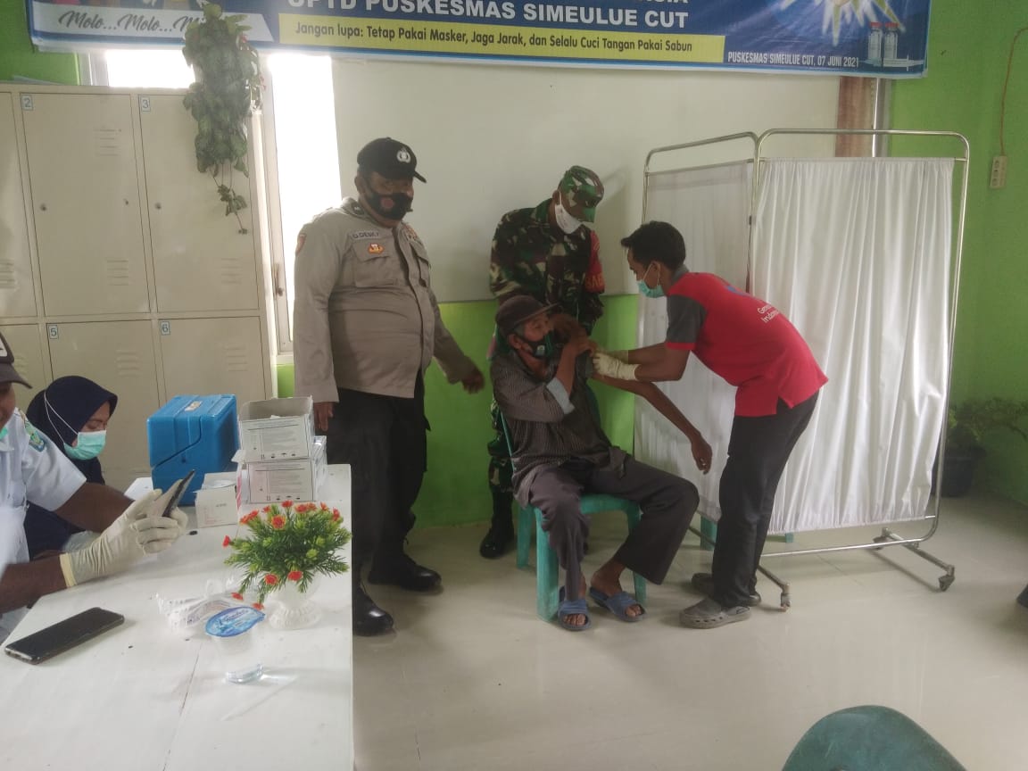 Babinsa Koramil 02/Simeulue tengah bersama Bhabinkamtibmas melaksanakan kegiatan pendampingan vaksinasi di wilayah