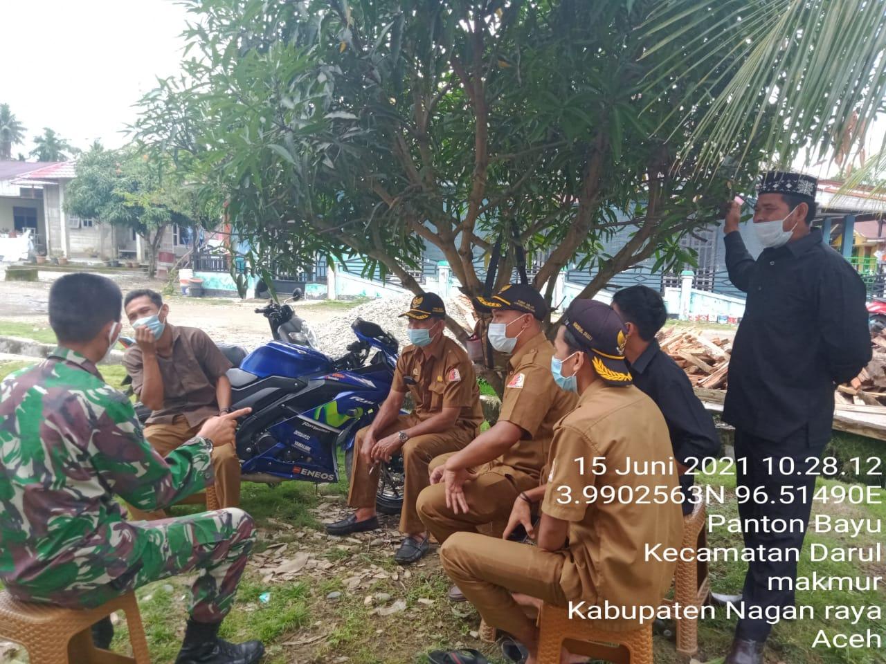 Babinsa Koramil 06/Darul Makmur Laksanakan Komsos Prokes Dengan Aparat Desa