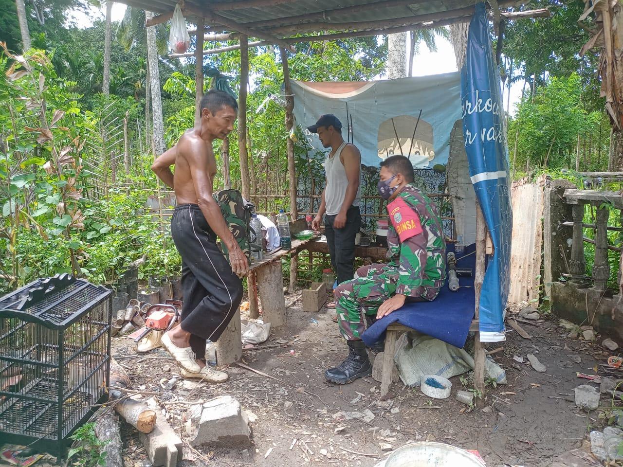 Lebih Dekat Dengan Warga Desa Binaan, Babinsa Tapaktuan Bantu Petani Bersihkan Rumput di Perkebunan