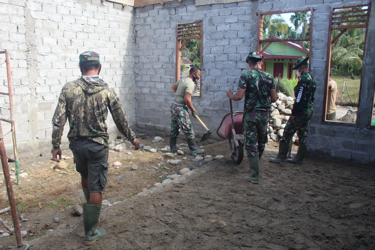 Lanjut Pengecoran Lantai Rumah, Satgas Terus Kebut