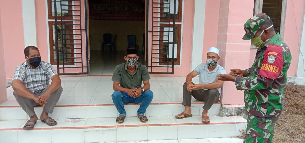 Babinsa Koramil 08/Bakongan Ingatkan Pentingnya Protokol Kesehatan