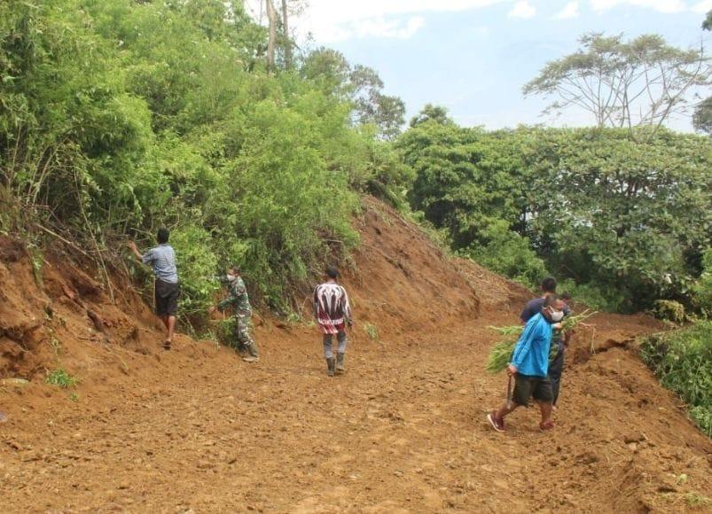 Bersama Warga, Satgas TMMD Kerja Bhakti