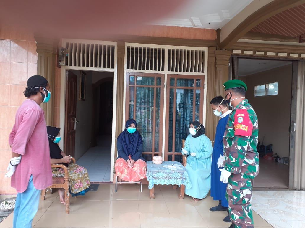 Babinsa Tapaktuan Dampingi Petugas Kesehatan Melakukan Tracking Terhadap Keluarga Pasien Covid-19