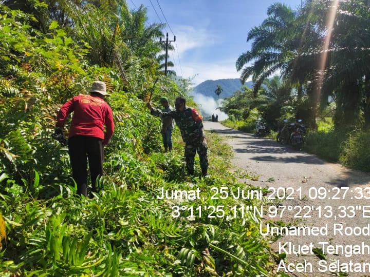 Jum’at Bersih, Babinsa, Muspika Kluet Tengah dan Warga Lawe Melang Bersihkan Jalan Desa