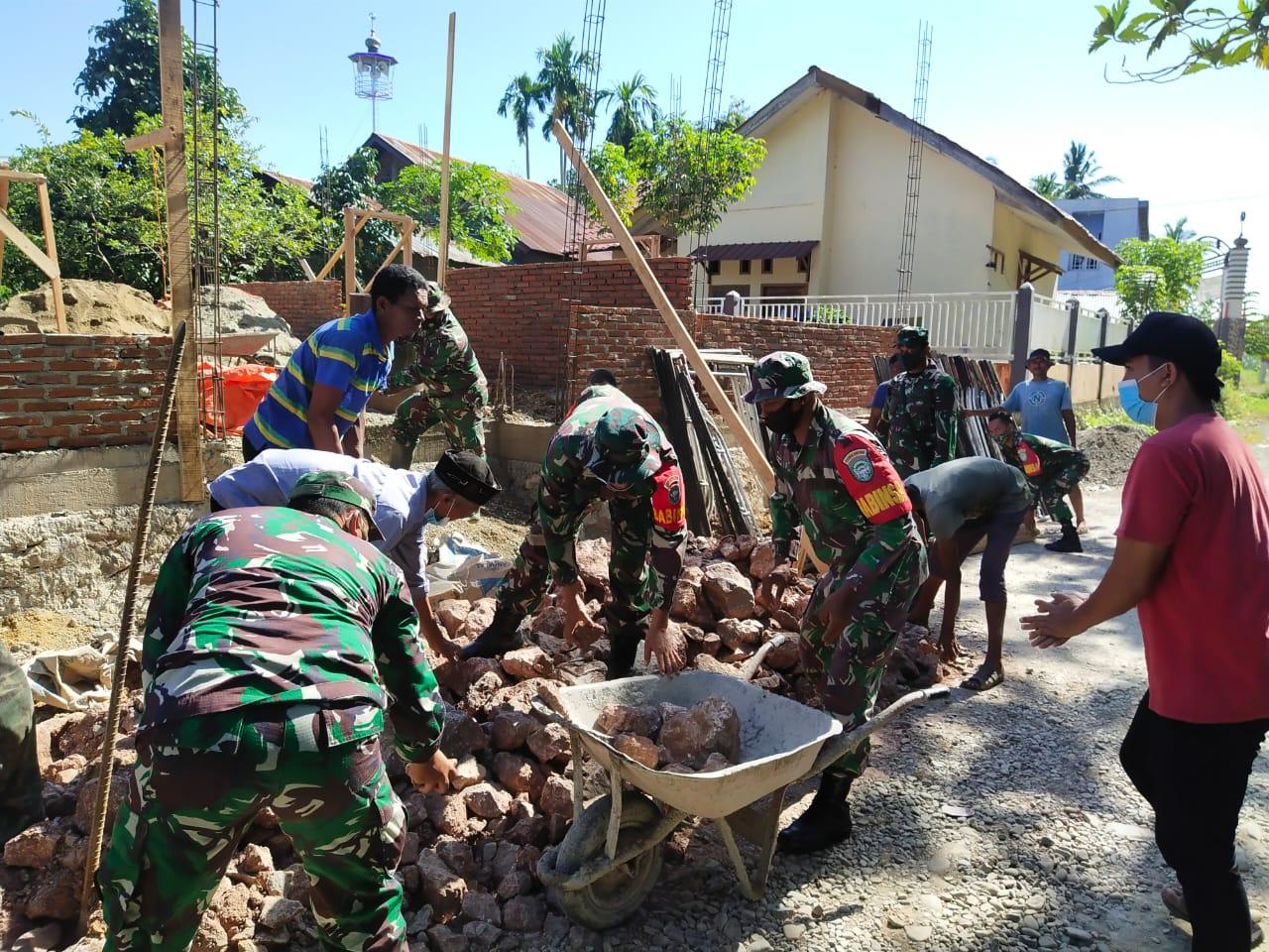 Babinsa Bantu Warga Bangun Gedung Serba Guna