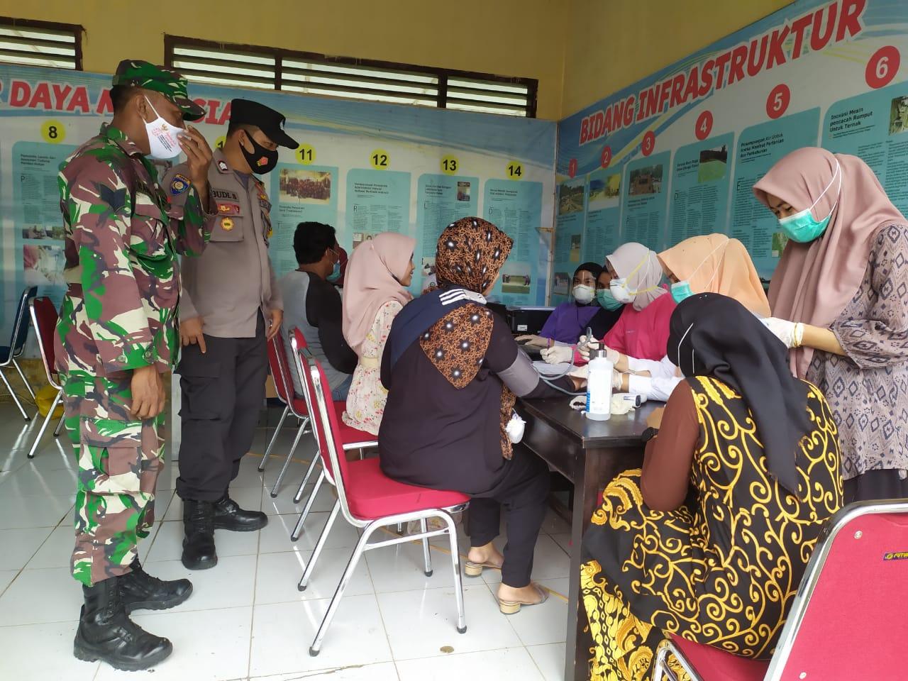 Babinsa Koramil Kuala Pendampingan Vaksinasi Massal Tahap Pertama Untuk Warga