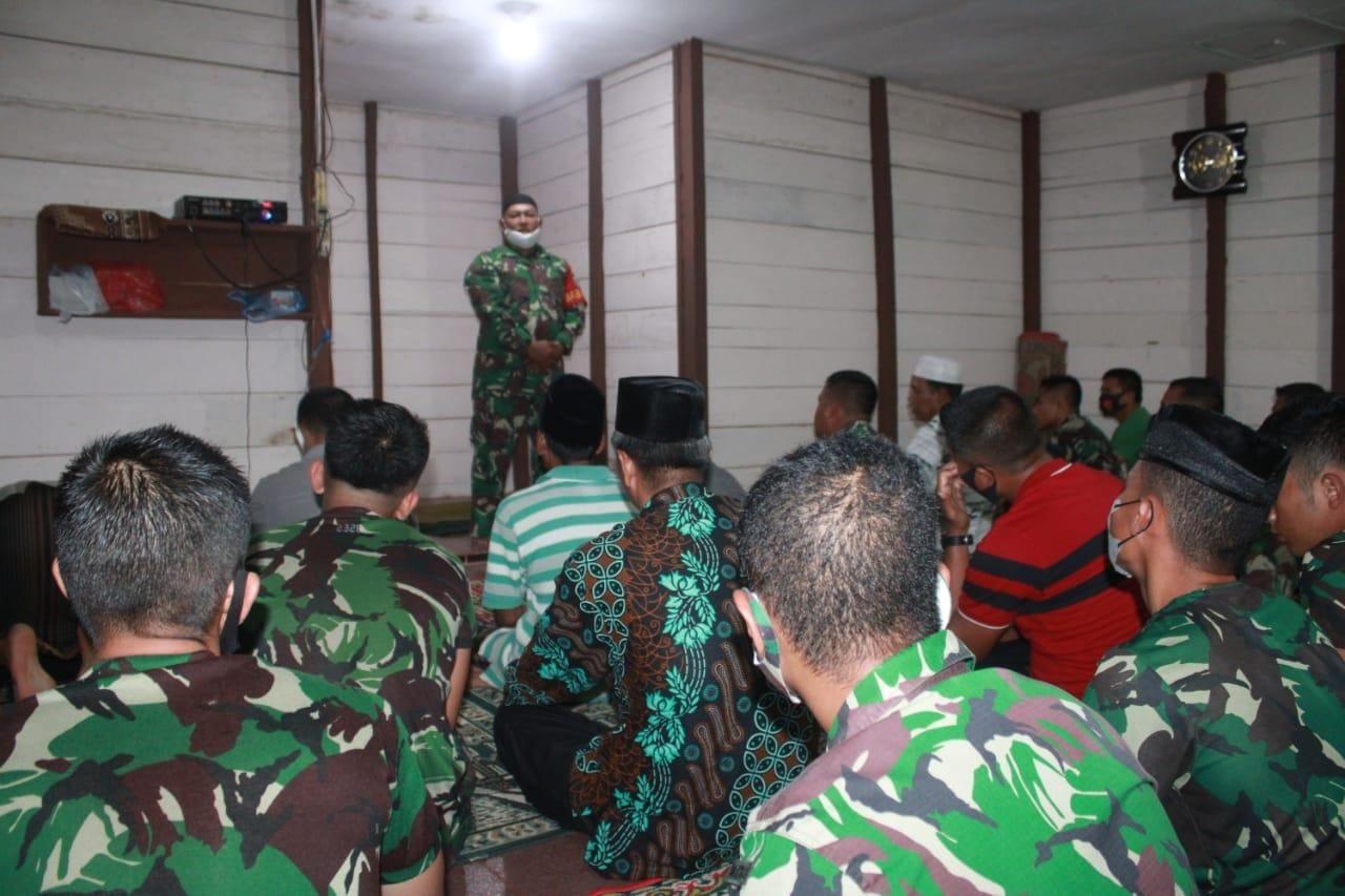 Satgas TMMD Melaksanakan Sholat Maghrib Berjamaah Bersama Warga