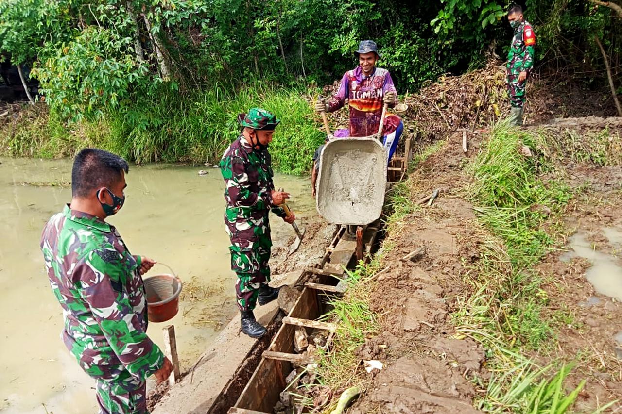 Sukseskan Ketahanan Pangan, Anggota Koramil Indrapuri Bantu Warga Bangun Irigasi